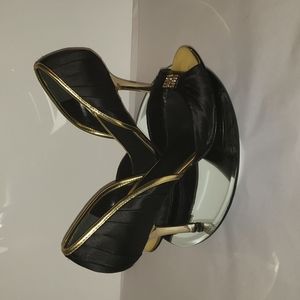 Beautiful, Nine West shoes/heels in a size 7 1/2 M. EUC Black and gold